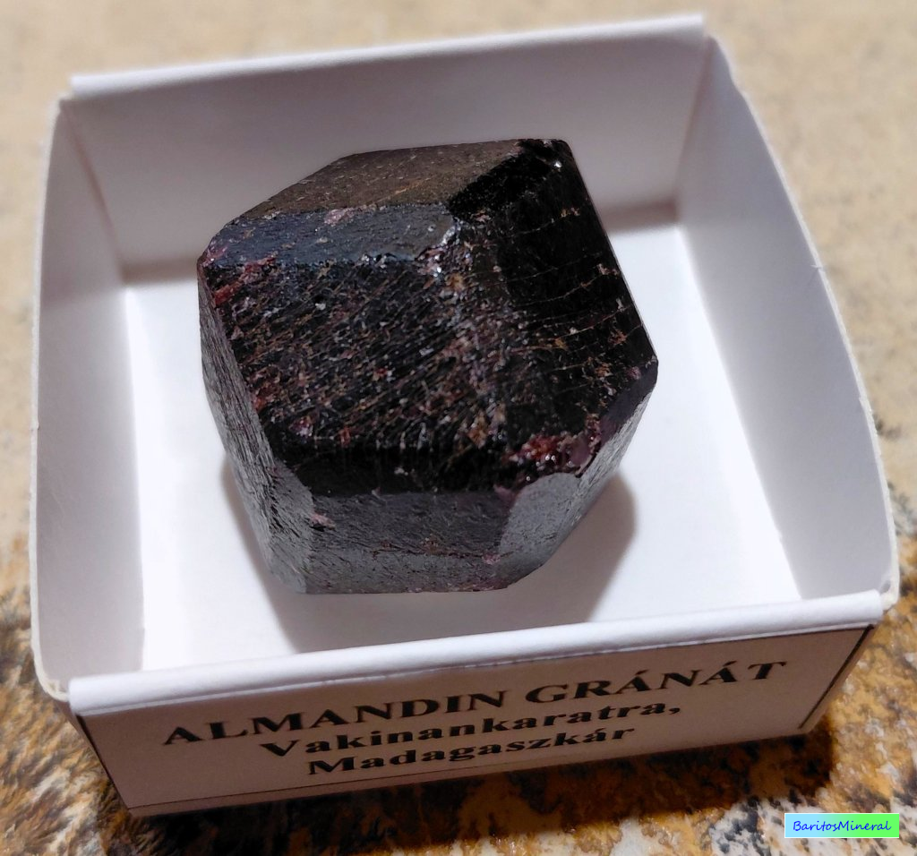 Almandin gránát ásvány / cikkszám: 02110